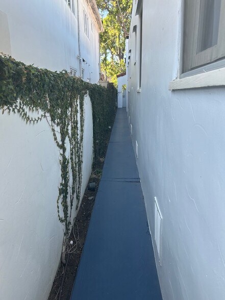 Building Photo - 344 S La Peer Dr