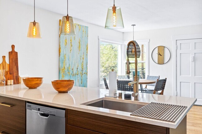 Building Photo - Fully Furnished 3-Bedroom, 1-Bath Modern B...