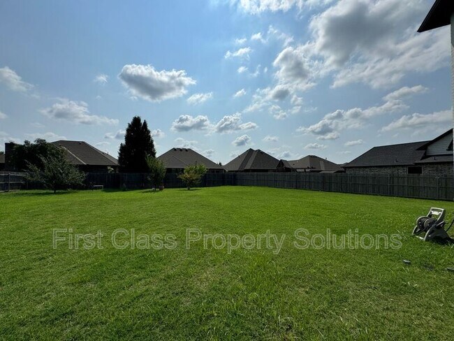 Building Photo - 5001 SW 128th Ct
