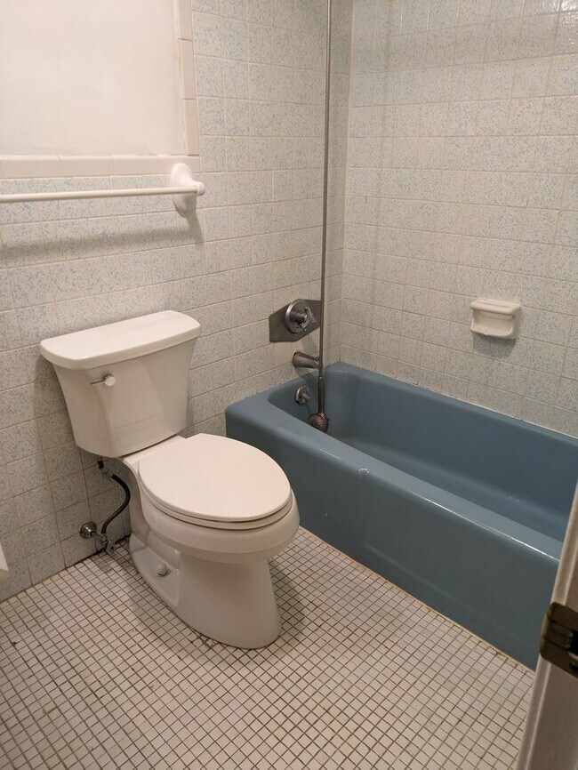 Building Photo - PENDING - Spacious 1 bedroom garden style condo at King's Court Condominiums