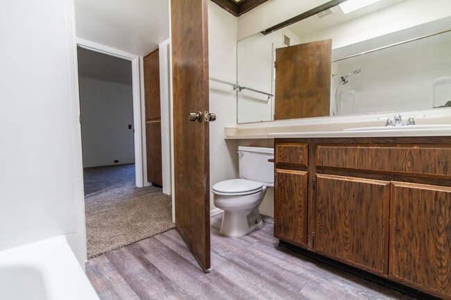 Building Photo - EXCELLENT 2BED, 1.5BATH TOWNHOUSE LOCATED ...