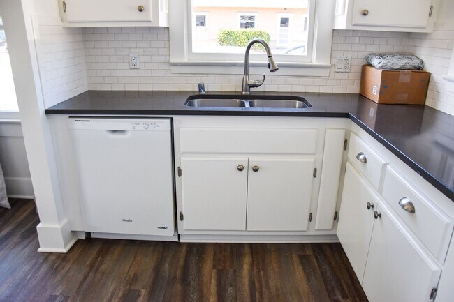 Building Photo - Grand (384-394) South