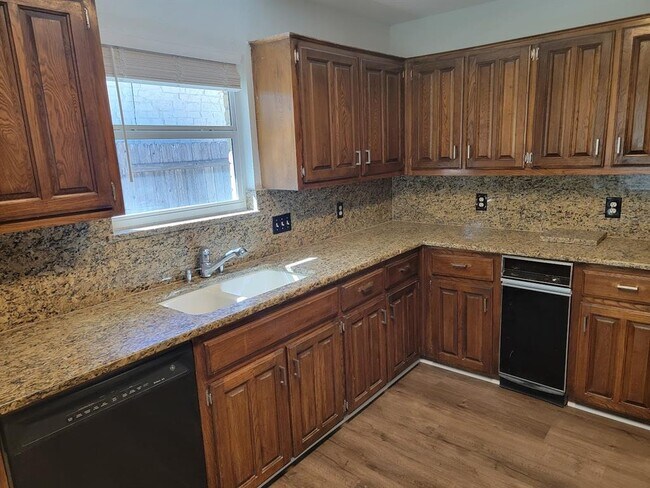 Building Photo - 10403 Pinehurst Dr