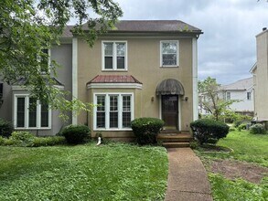 Building Photo - Spacious Townhouse in Woodlawn Area