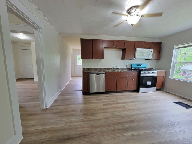 Building Photo - 3 Bedroom, 1 Bath, Available July 2026