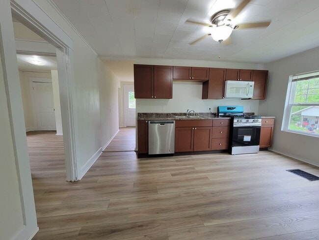 Building Photo - 3 Bedroom, 1 Bath, Section 8 Approved & Av...