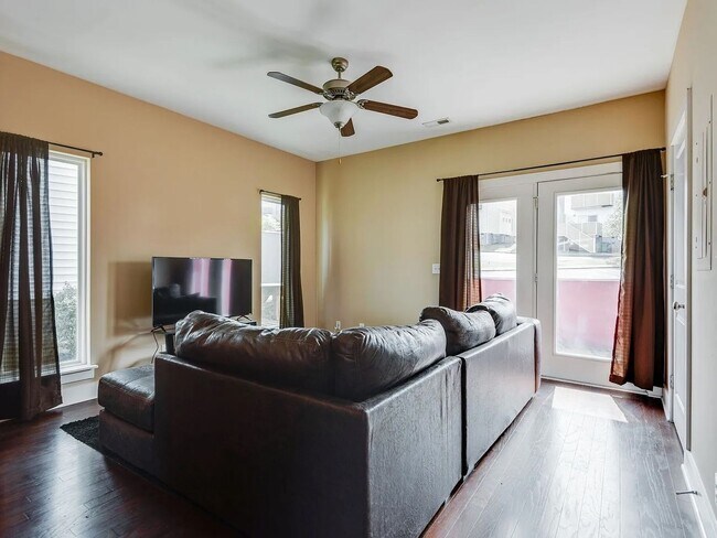 Building Photo - 3 Bed 2.5 Bath Luxury Townhome