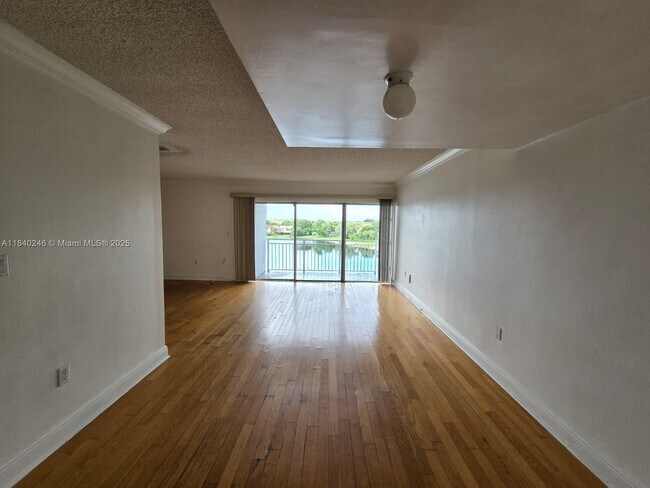 Building Photo - 9351 Fontainebleau Blvd