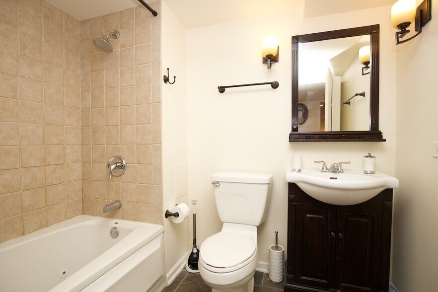 Building Photo - 919 W Newport Ave