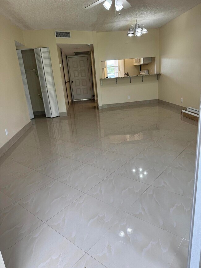 Building Photo - 9921 Three Lakes Cir