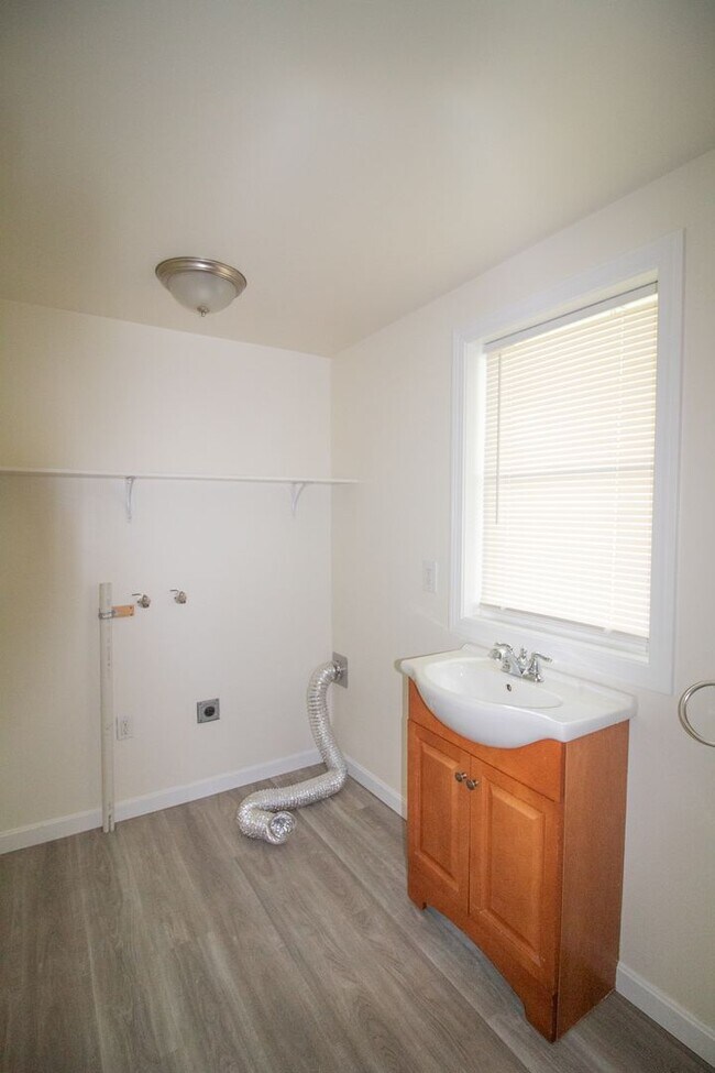 Building Photo - 119 Hicks Ave