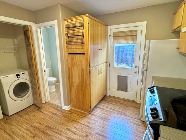 Building Photo - Boise Neighborhood 2-Story with A/C, Attached Garage, Fenced Backyard