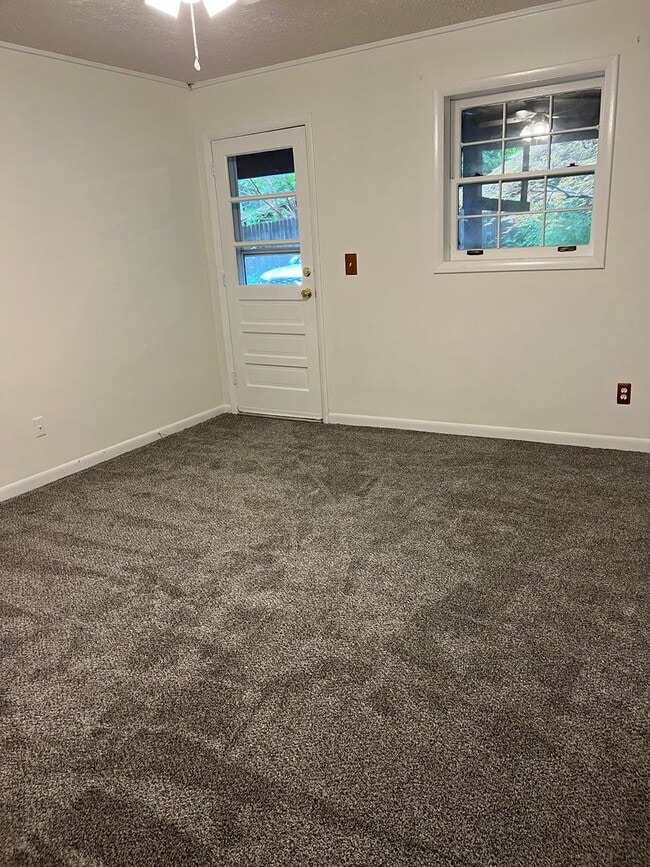 Building Photo - 3 bed / 2 bath in South Asheville