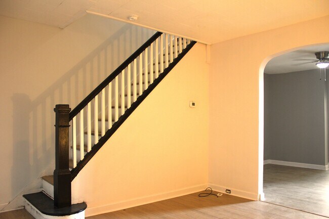 Building Photo - 1106 N Kenwood Ave