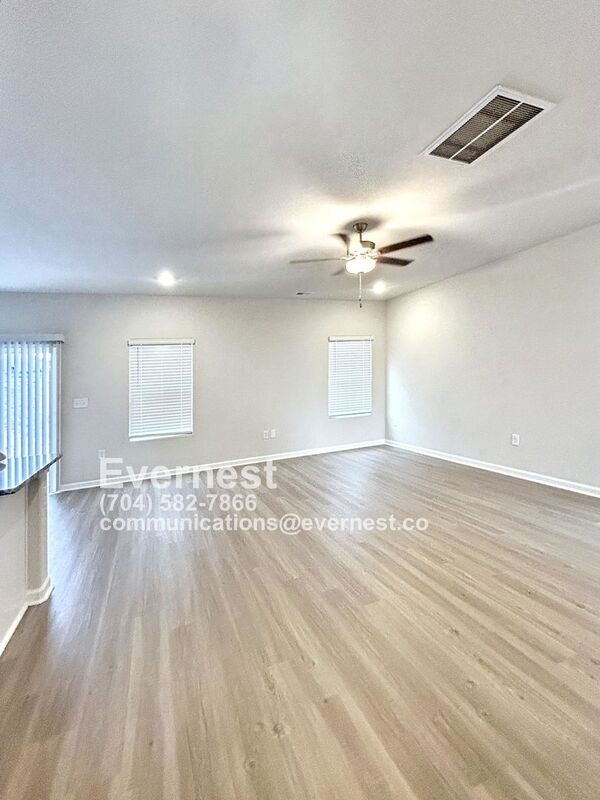Building Photo - 114 Lightning Dr