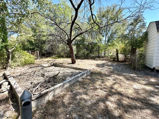 Building Photo - Valley Mills - Quiet Street 3/1 with detached 2 car garage