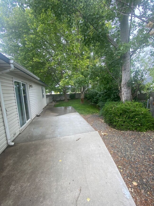 Building Photo - 3 Bed, 2 Bath,  Single Story, CUL-D-SAC Ho...