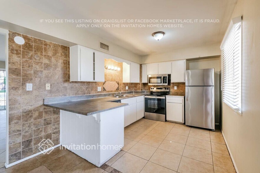 Building Photo - 3152 N 64th Dr