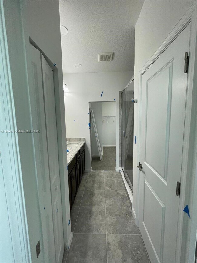 Building Photo - 4466 Longwood Lake Sq