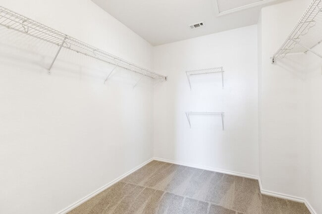 Building Photo - Charming Home Awaits: Spacious & Modern Living in a Prime Location