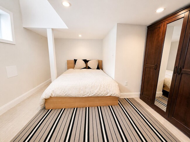 Building Photo - Bright Bi-Level 1 Bedroom with Finished Basement & Private Backyard in Graduate Hospital