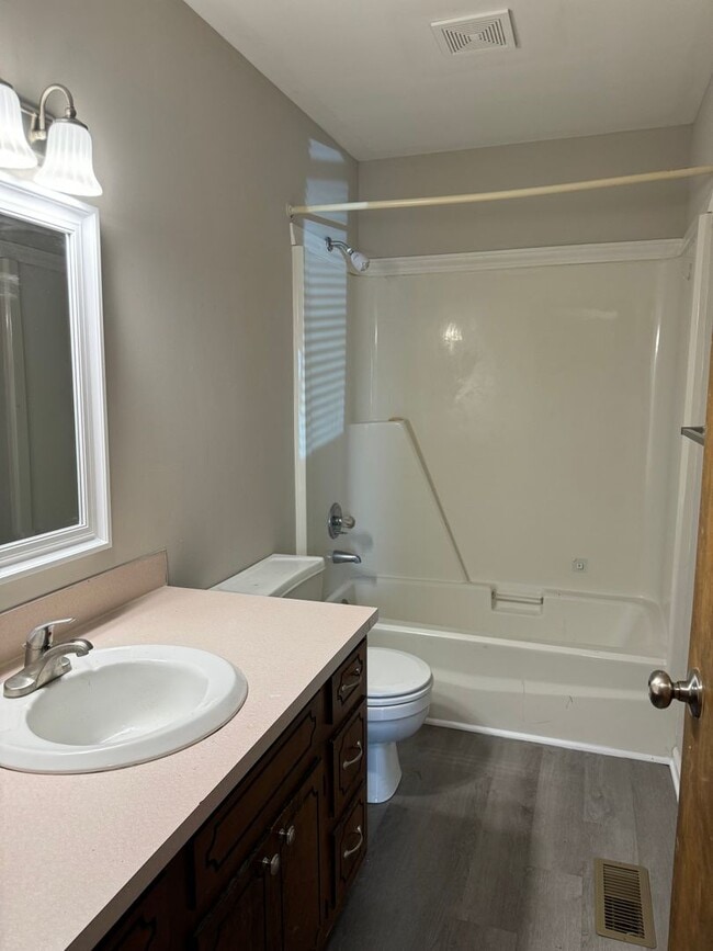 Building Photo - Two Bedroom Apartment in Lincolnton