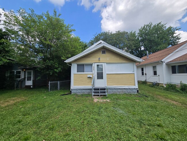 Building Photo - 2 Bedroom House