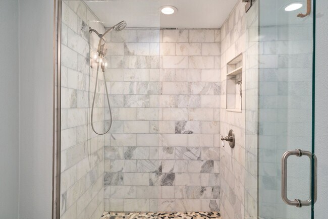 Building Photo - Downtown Orlando One Bedroom with Lake Eola View * * Modernized Waverly Condo