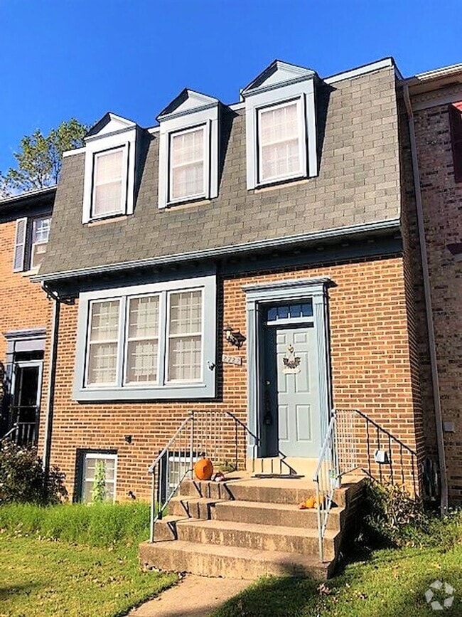 Building Photo - Charming 4 Bedroom 2.5 Bathroom Brick Town...