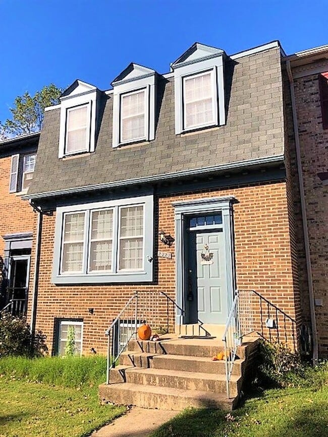 Building Photo - Charming 4 Bedroom 2.5 Bathroom Brick Town...