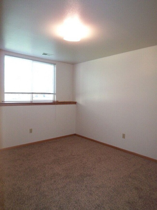 Building Photo - Open Concept 3BD/2.5BA Bi-Level Townhouse