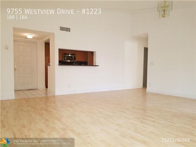Building Photo - 9755 Westview Dr
