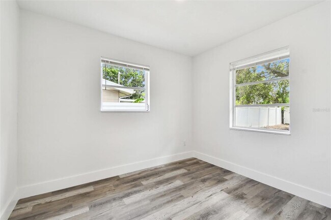 Building Photo - 4461 Shore Acres Blvd NE