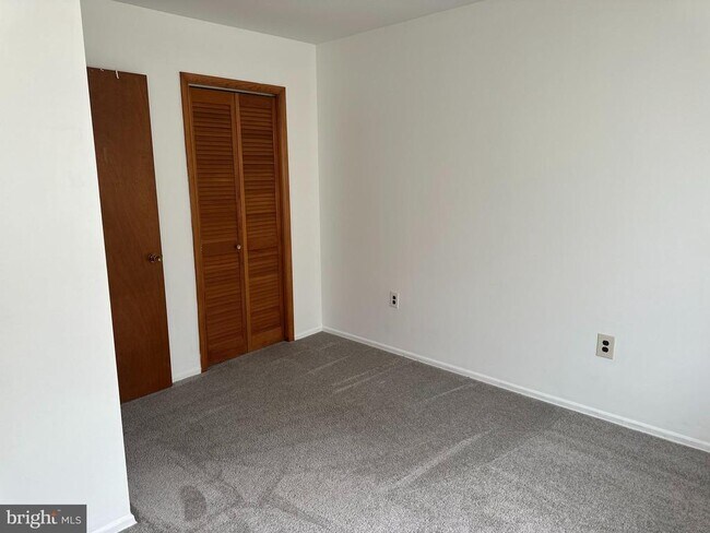 Building Photo - 621 Fernhill Rd