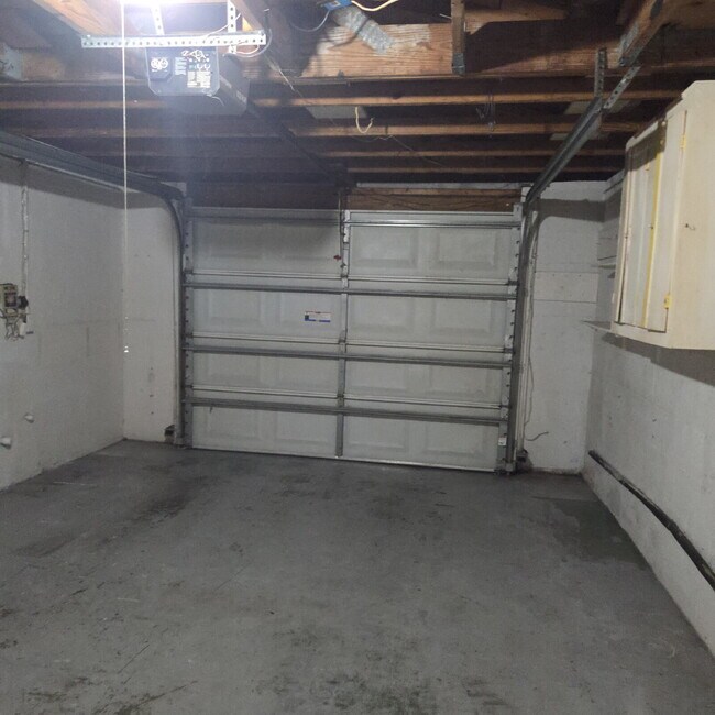 Building Photo - Freshly painted 2/2 Home with garage