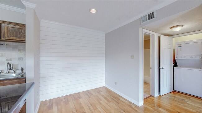 Building Photo - 904 University Oaks Blvd