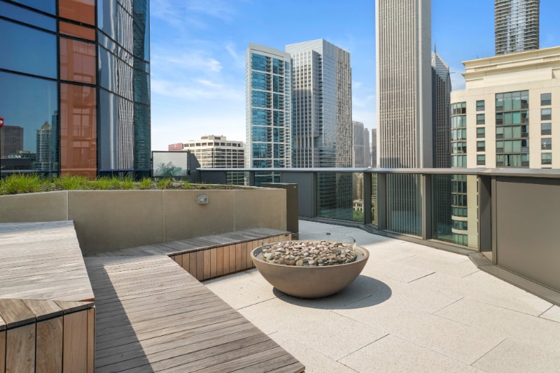 Building Photo - 483 E Waterside Dr