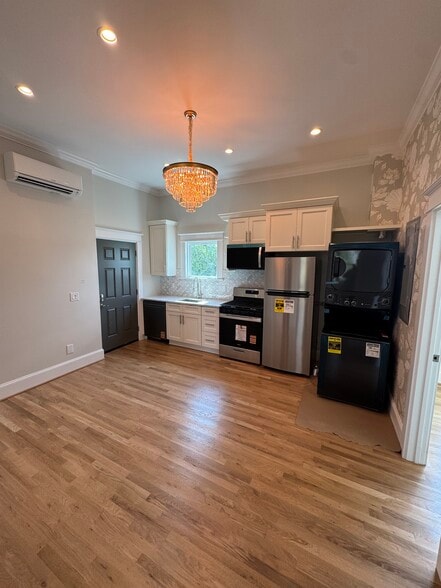 Building Photo - 688 King St