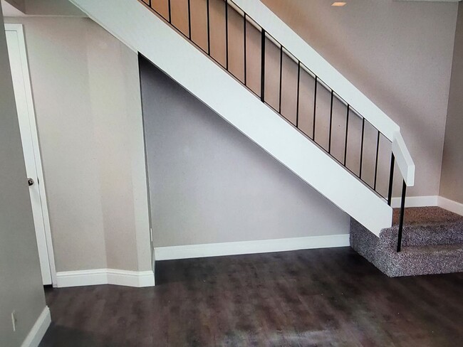 Building Photo - Beautifully Updated 2 Story Unit