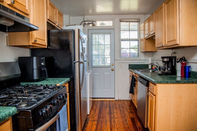 Building Photo - 3415 Stuart Ave