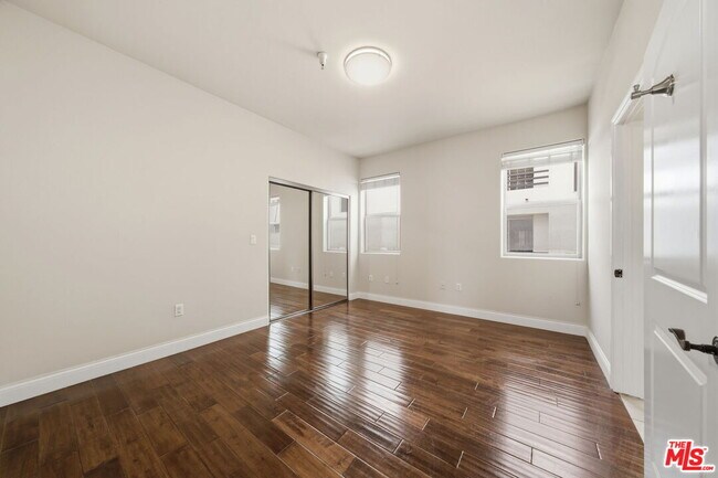 Building Photo - 320 S Swall Dr