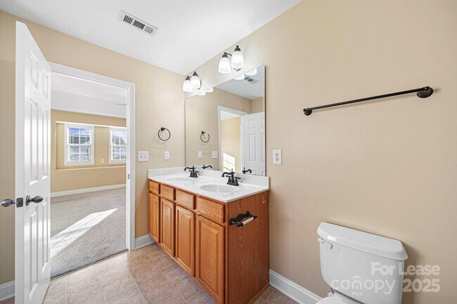 Building Photo - 6223 Woodland Commons Dr