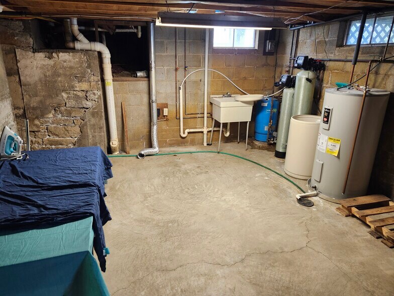 Basement laundry hookups - 1073 Highview Dr