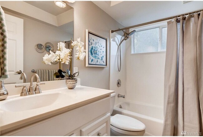Building Photo - Kirkland Location, Charming 3 Bedroom - 1....