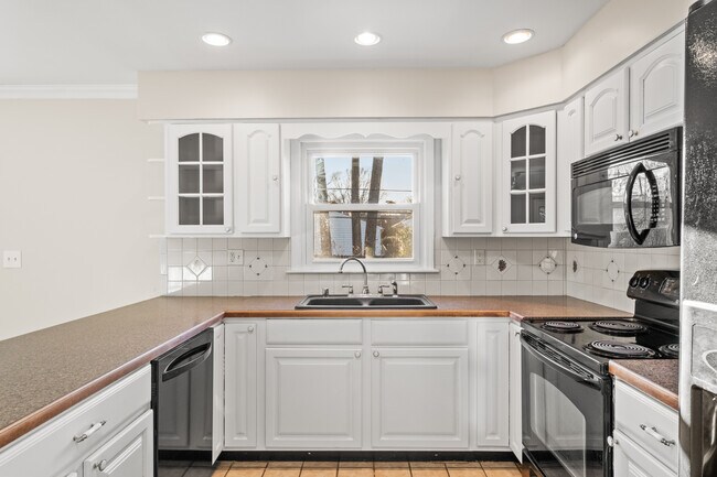 Building Photo - 318 Castleview Dr