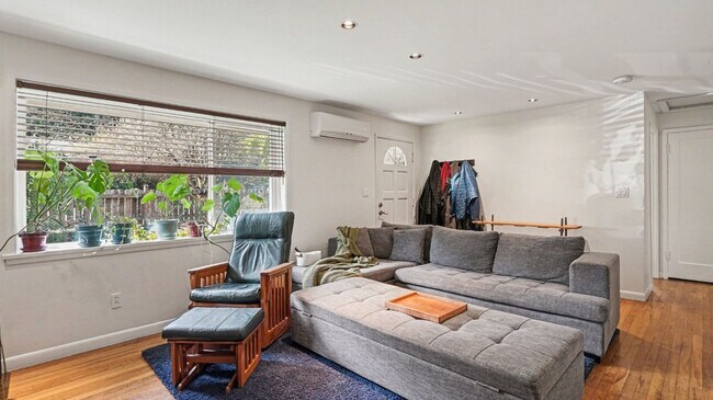 Building Photo - 2Bd/1Ba Shoreline House