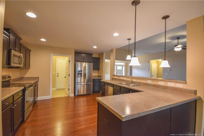 Building Photo - 124 Summer Creek Ln