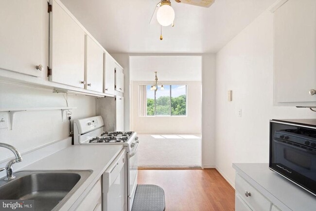 Building Photo - 6641 Wakefield Dr