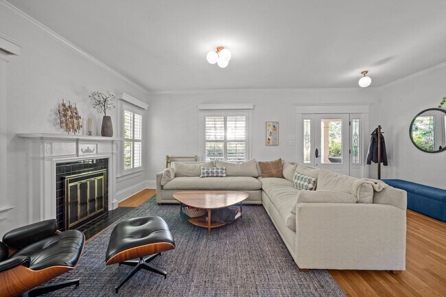 Building Photo - Stunning Historic 4-bedroom home in Trinit...