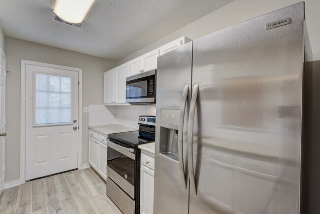 Building Photo - 10559 Royal Andrews Dr